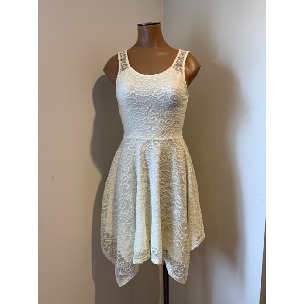 FLOWY lace dress